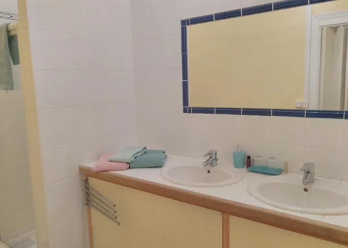 Domaine De La Petite Tour بيت ضيافة 3*